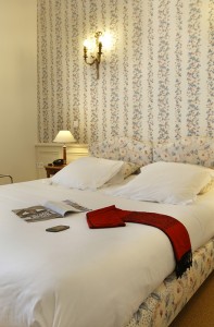 Chambre privilège king size lits jumeaux au château hôtel de La Rozelle avec aménagement pour personnes handicapées