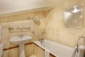 Salle de bain de la chambre charme au second étage du château hôtel de La Rozelle