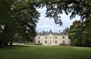 Façade sud du château ; vue depuis l'allée