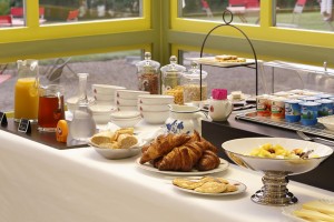 Buffet du petit déjeuner au château de La Rozelle avec des mets sucrés et salés