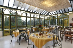 jardin d'hiver salle de restaurant préparé pour le petit-déjeuner